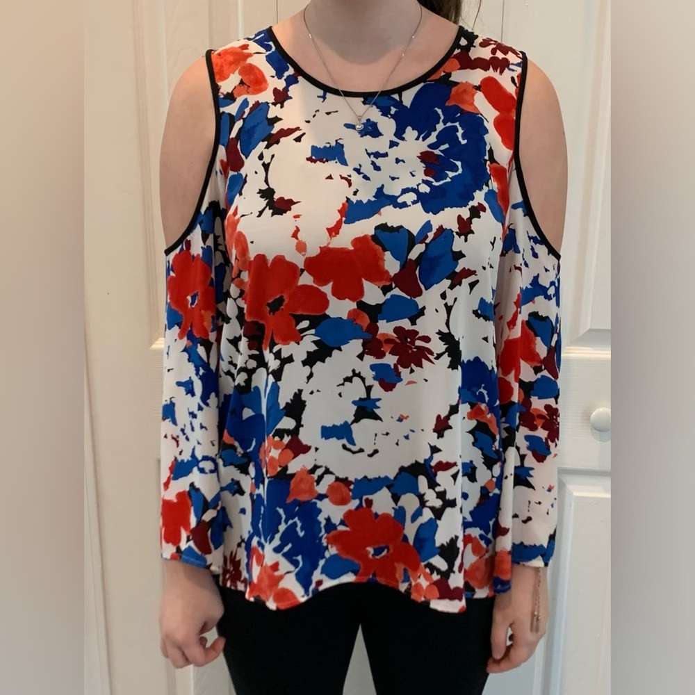 Vince Camuto white print split shoulder top Size M